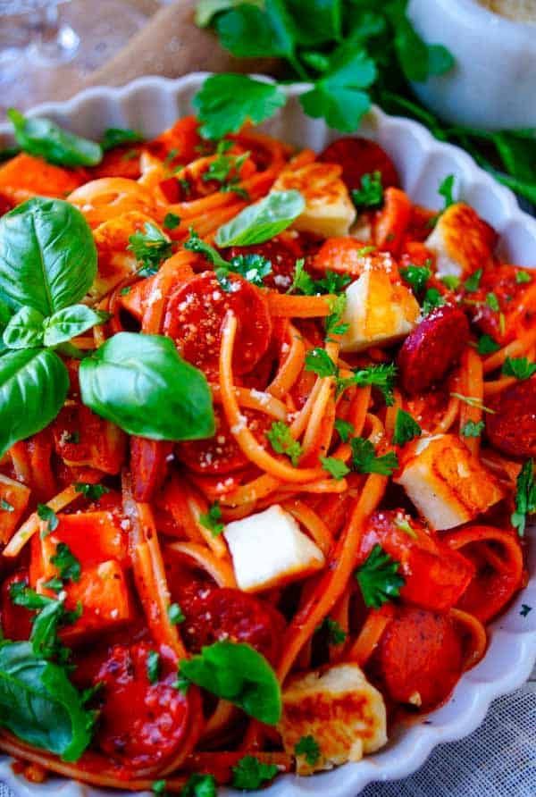 Pasta met chorizo en halloumi