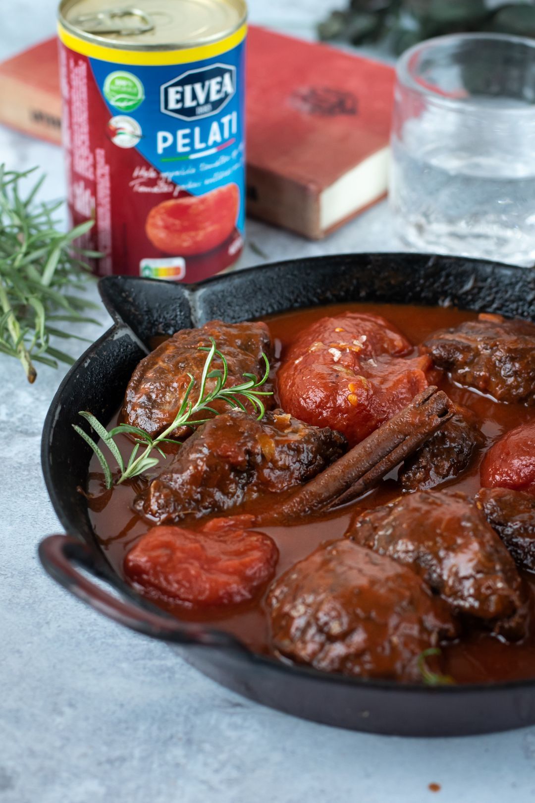 Varkenswangetjes met glühwein en tomaat
