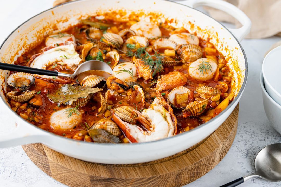 Zeevruchten bouillabaisse met kreeft