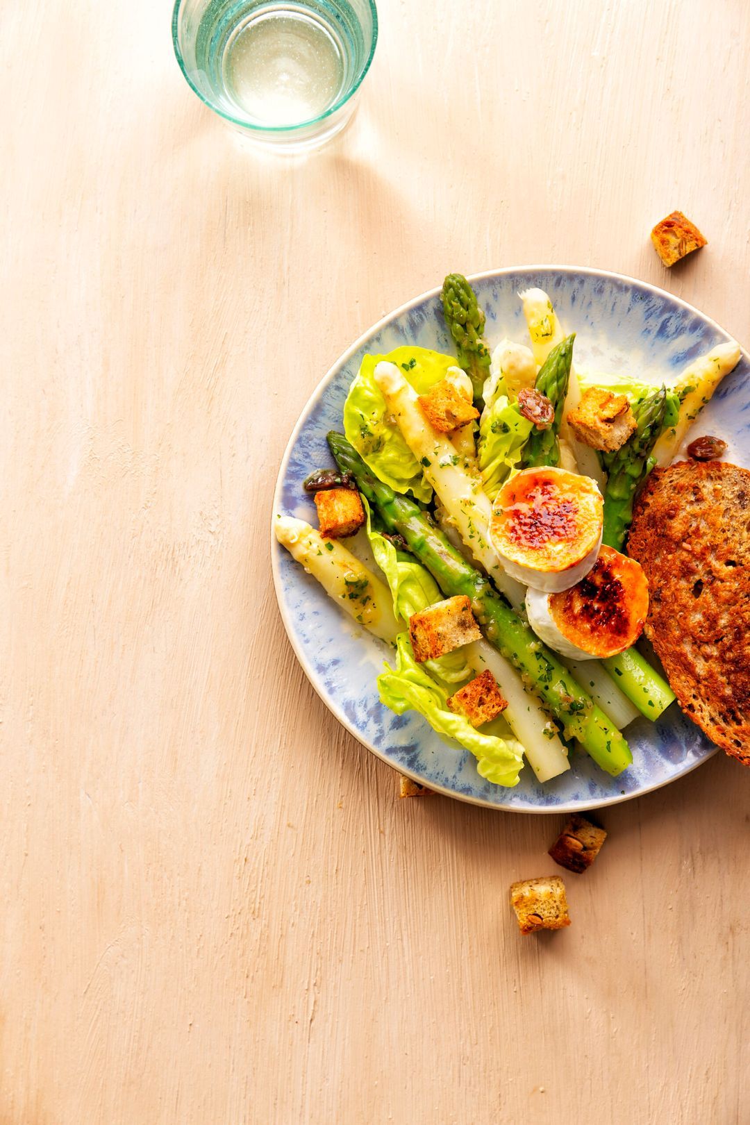 Aspergesalade met gekaramelliseerde geitenkaas en sjalottendressing