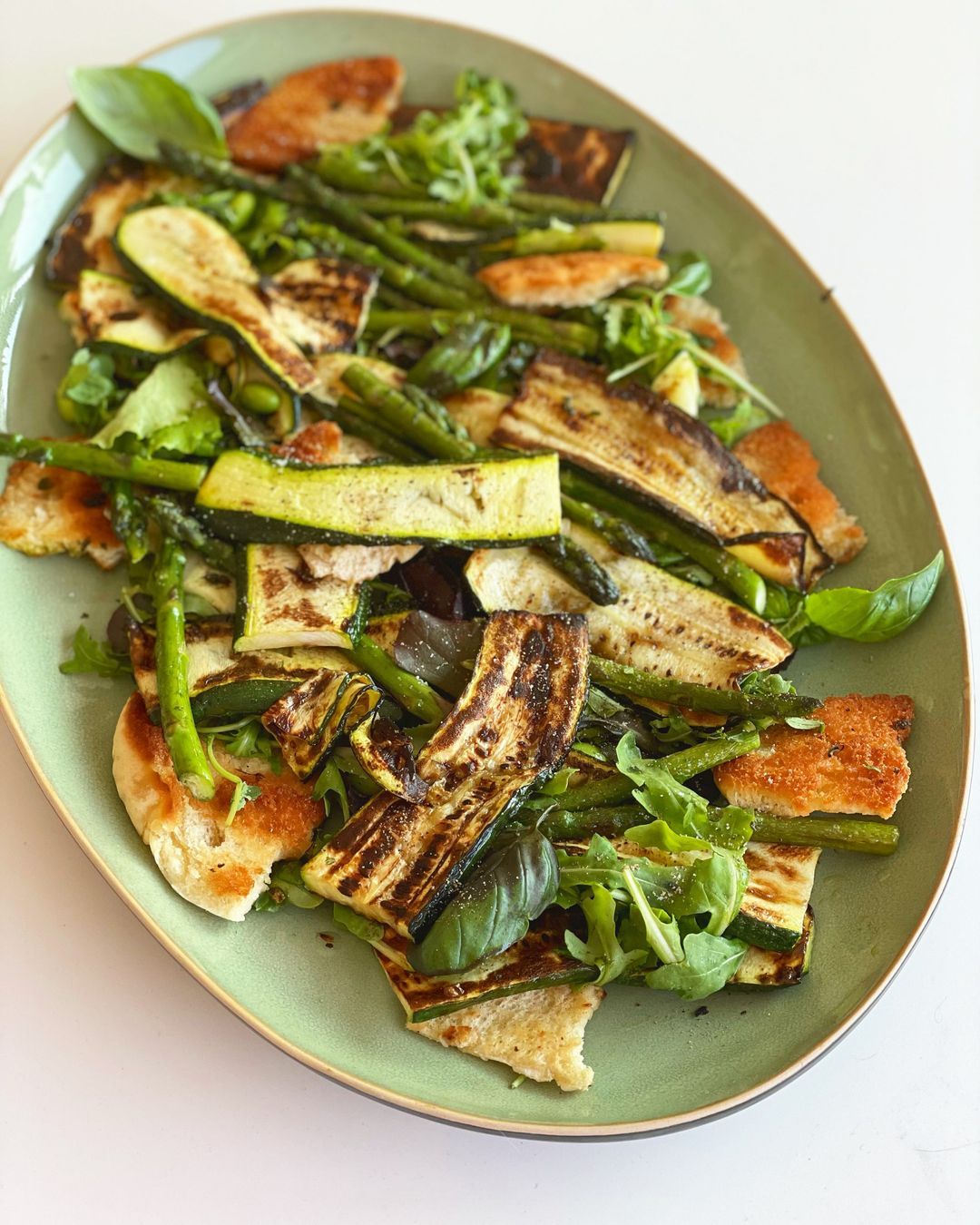 Soort van Fattoush salade met geroosterde courgette