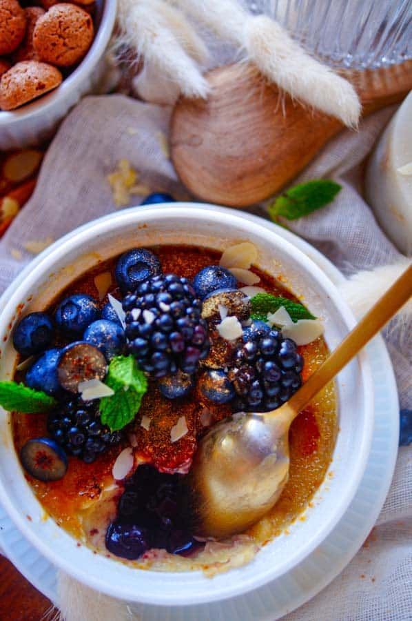 Crème brûlée met bessen