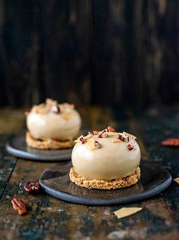 Dulcey, passievrucht en pecannoten entremets