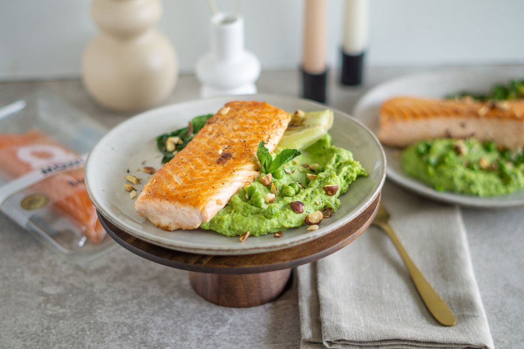 Frisse erwtenpuree met zalm en gegrilde little gems