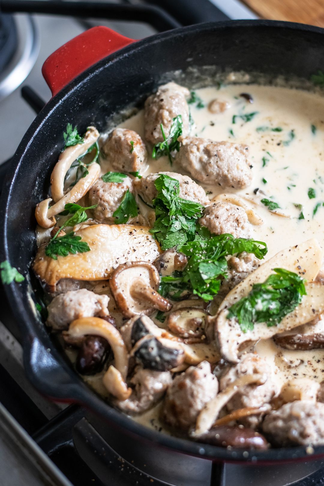 Roomsaus, gehaktballen en champignons