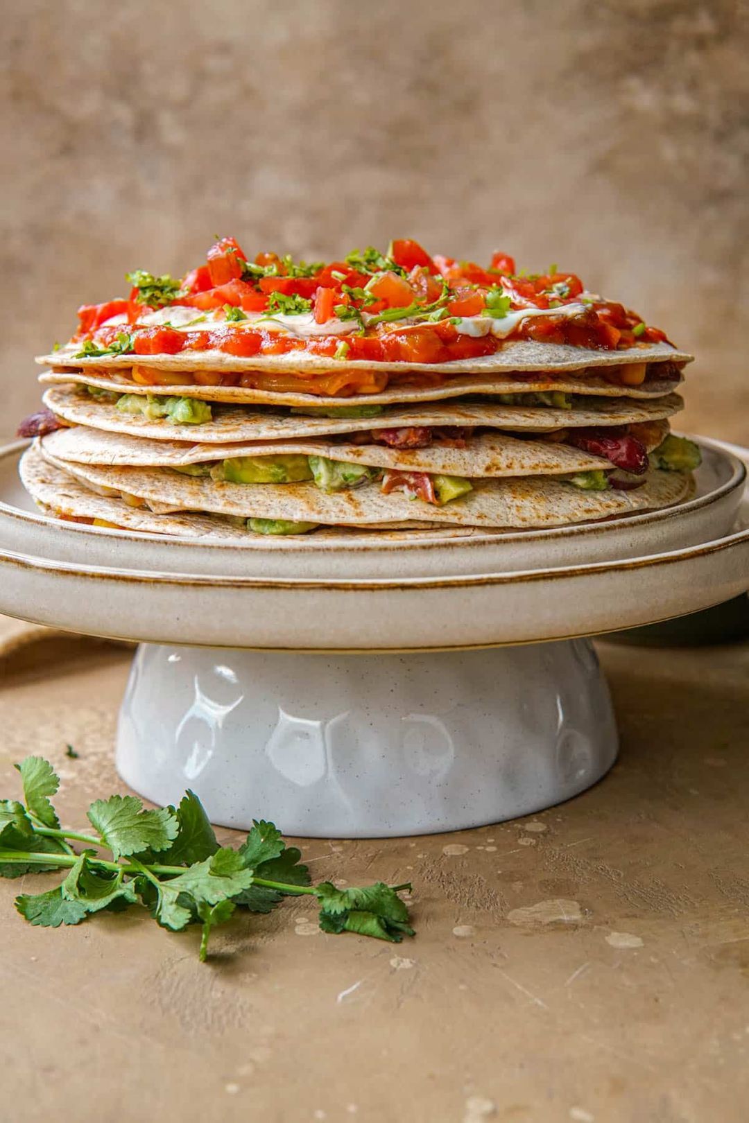 Vegetarische Mexicaanse tortillataart met kidneybonen en guacamole