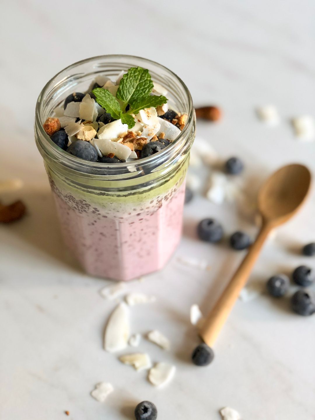 Chiapudding met frambozen en matcha