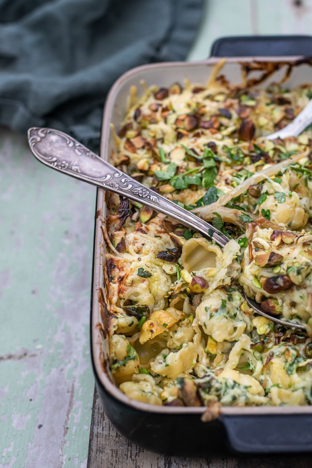 Pastaschotel met pasta, witloof, kaassaus en pistache