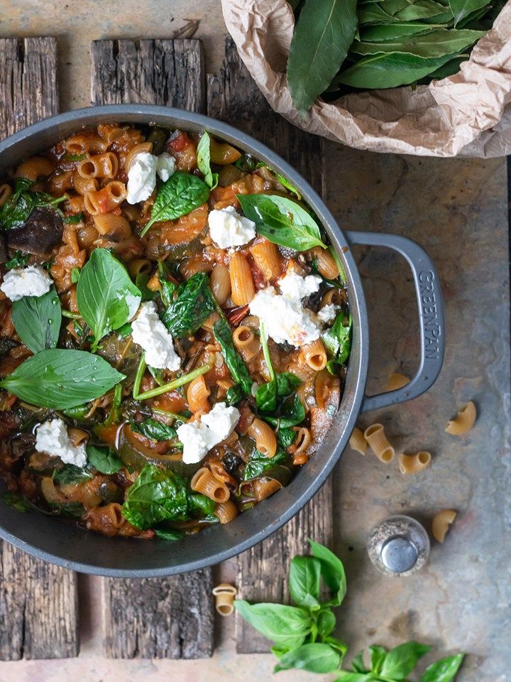 Pastaschotel met aubergine, spinazie en ricotta
