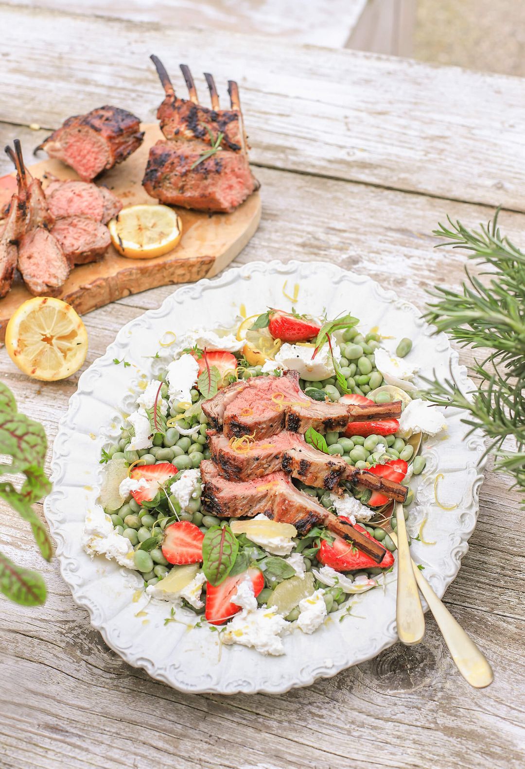 Gegrilde lamsrack salade burrata, aardbei en erwten