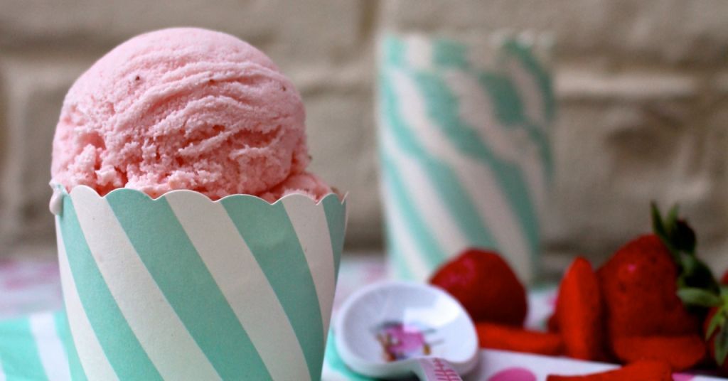 Frozen yoghurt van aardbei en amandel