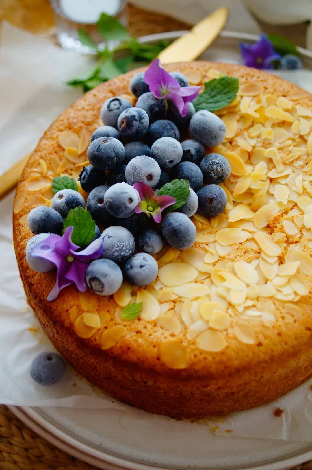 Amandelcake met blauwe bessen