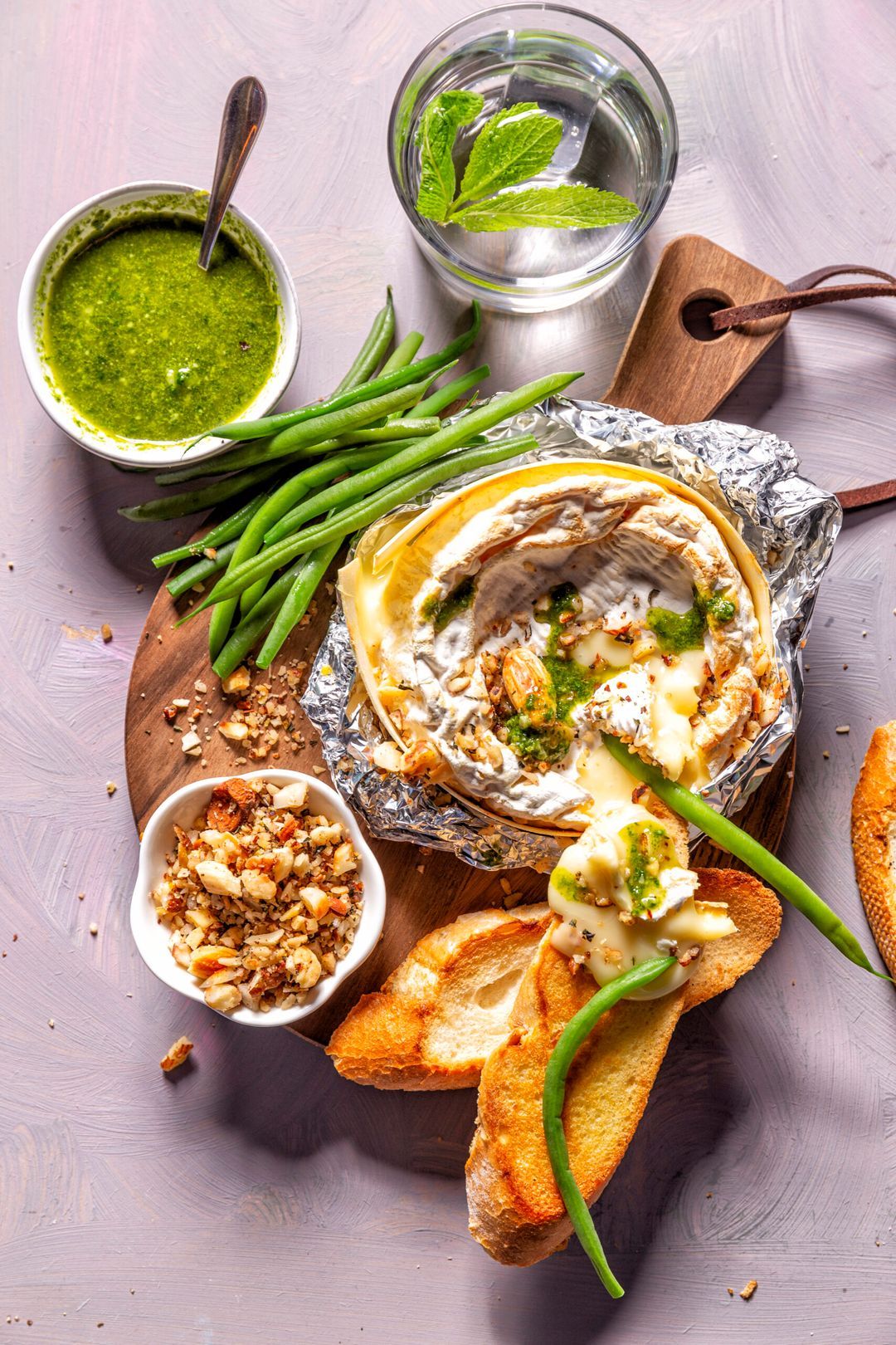 Gebakken camembert met pistou en notenkruim