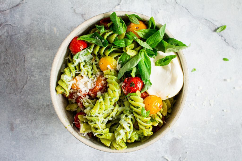 Pasta pesto met tomaat en burrata