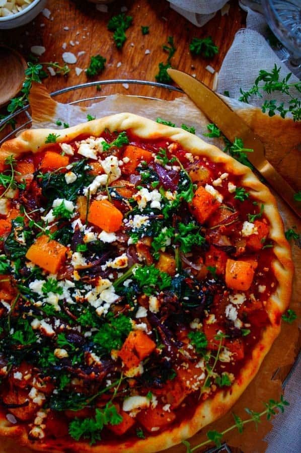 Pizza met pompoen en gekarameliseerde ui
