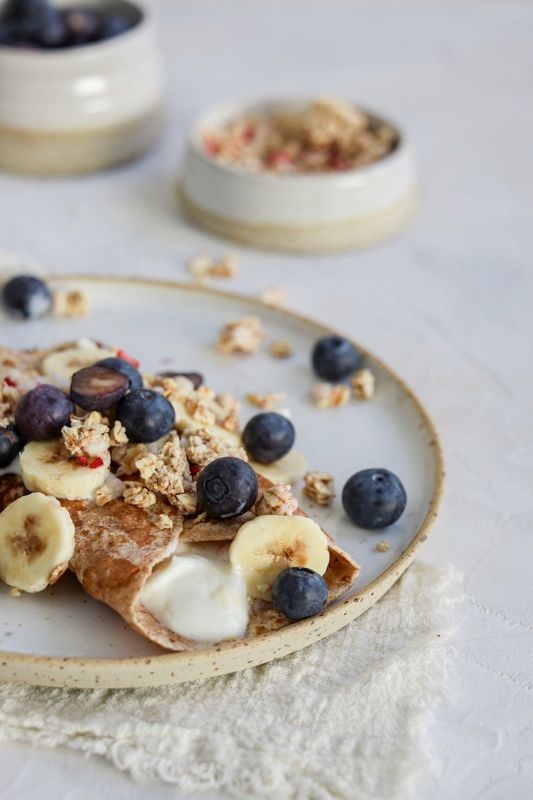 Wentelwraps met banaan, blauwe bessen en granola