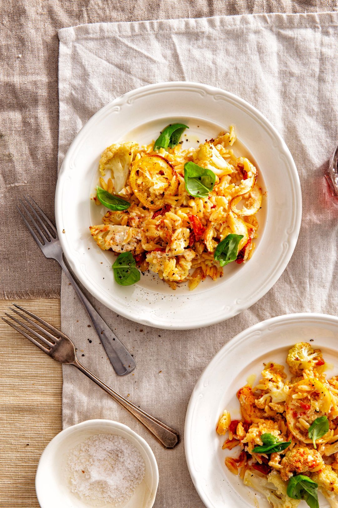 Gebakken feta met bloemkool, orzo en citroen