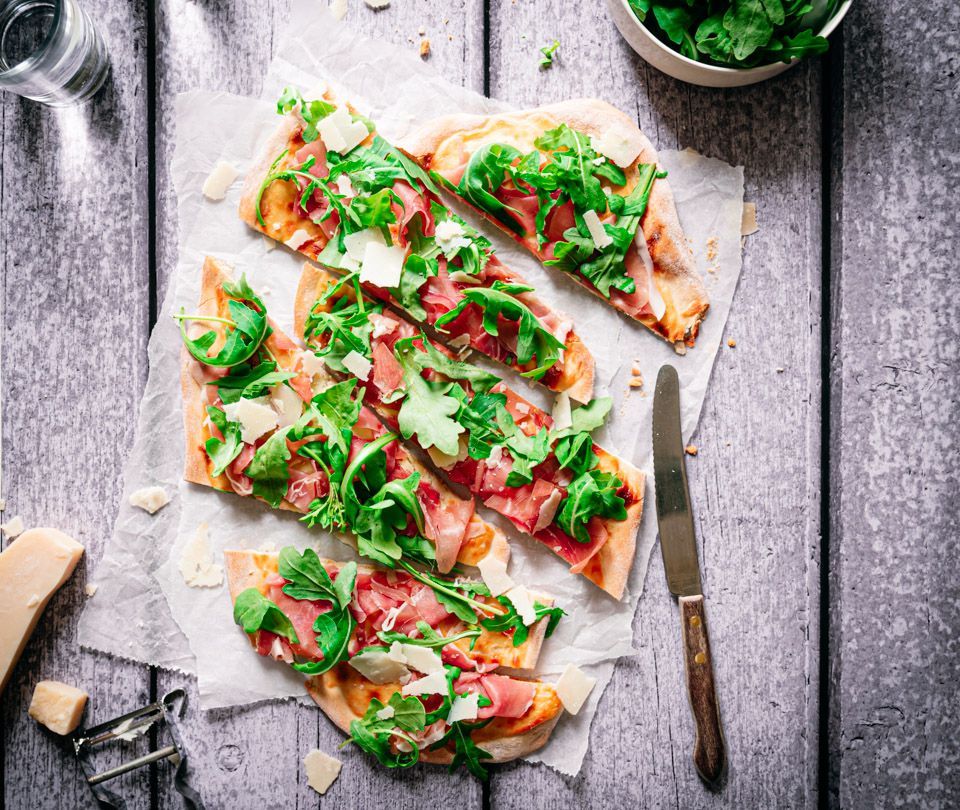Flammkuchen met serranoham en rucola
