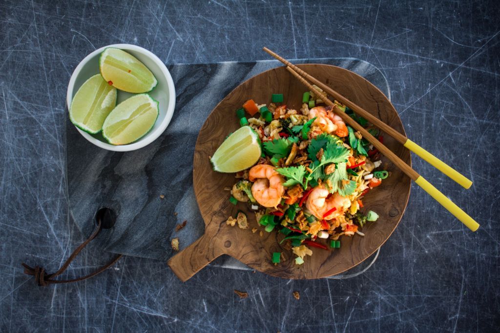 Nasi met gemarineerde scampi van de bakplaat