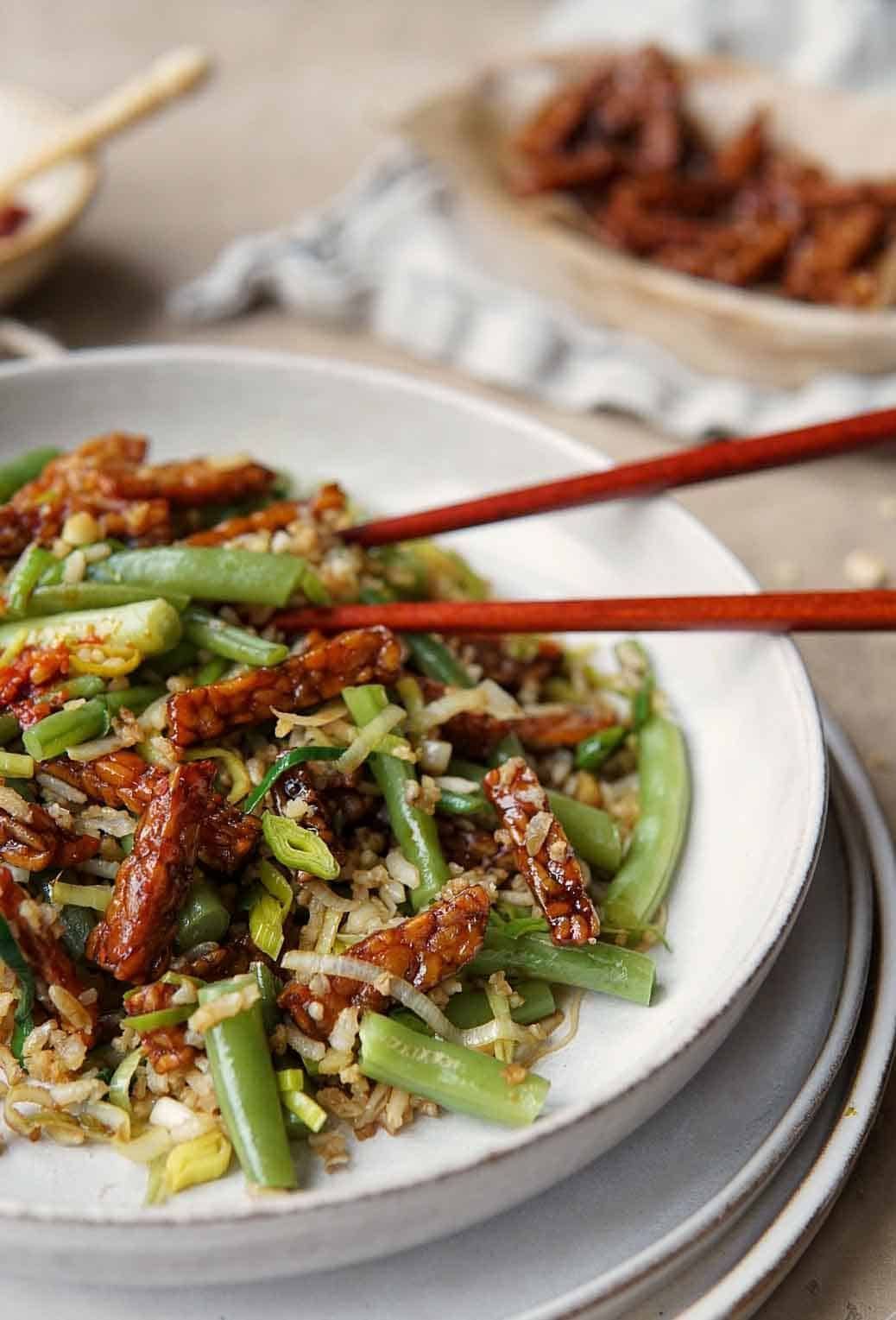 Fried rice met knapperige tempeh