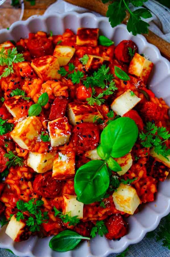 Eenpansgerecht met rijst, halloumi en chorizo