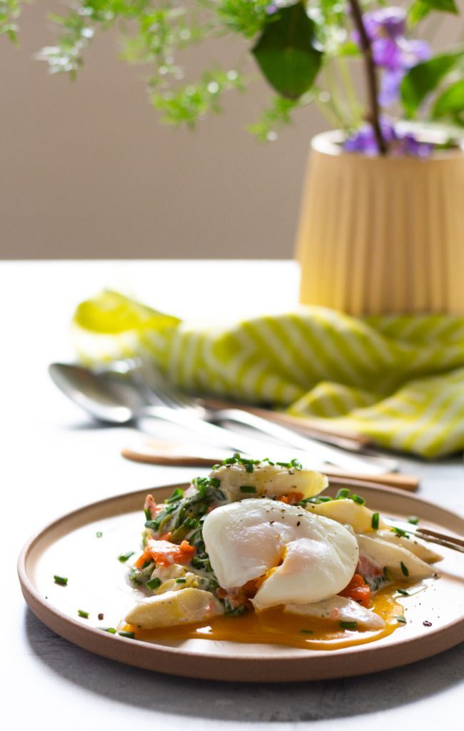 Asperges met gepocheerd ei, zalm en zure room