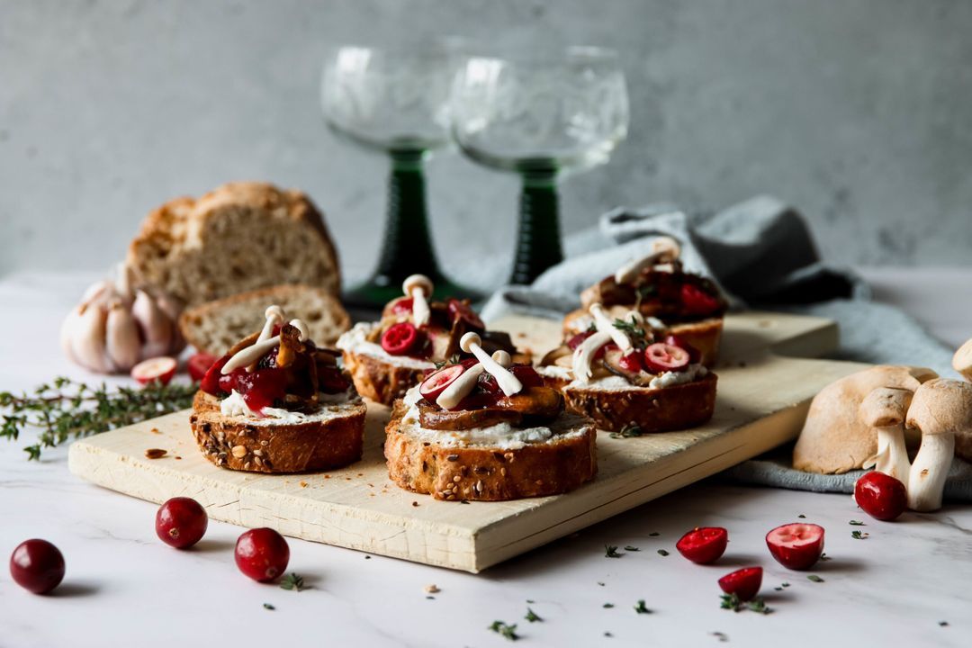 Geitenkaas paddestoelen cranberrysaus bruschetta