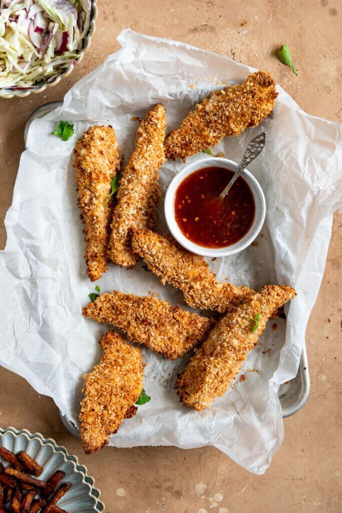 Krokante kipvingers uit de oven met chilisaus