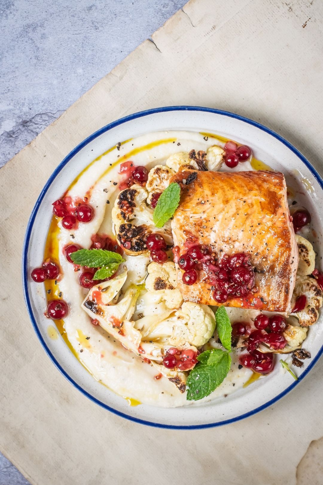 Bloemkoolpuree, zalm en rode besjes