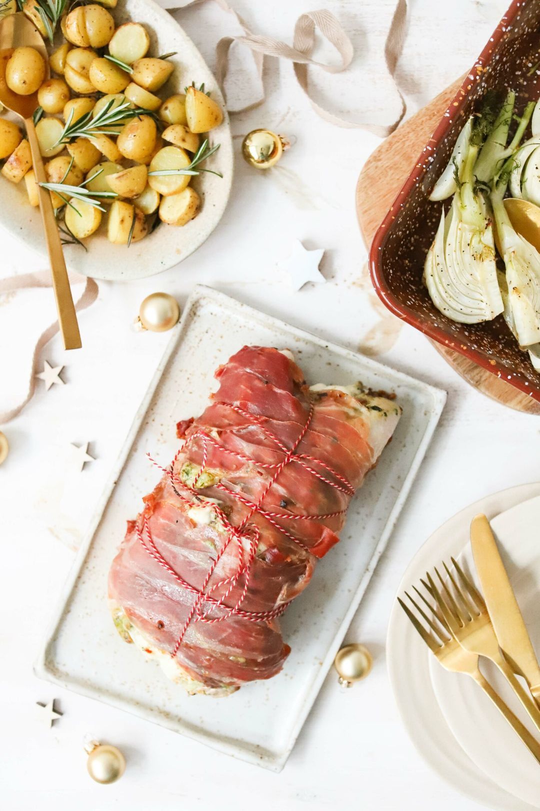 Kalkoenrollade met parmaham, pesto, mozzarella, venkel en rozemarijnaardappeltjes