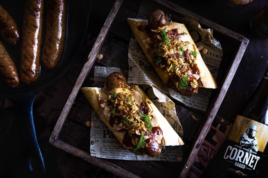 Braadworst broodje met Beer Braised worsten en ui