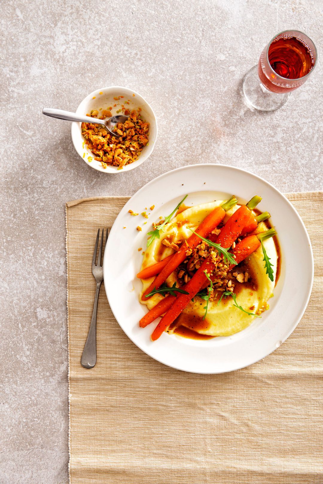 Gesmoorde wortels met sinaasappel-sojasaus en aardappelpuree