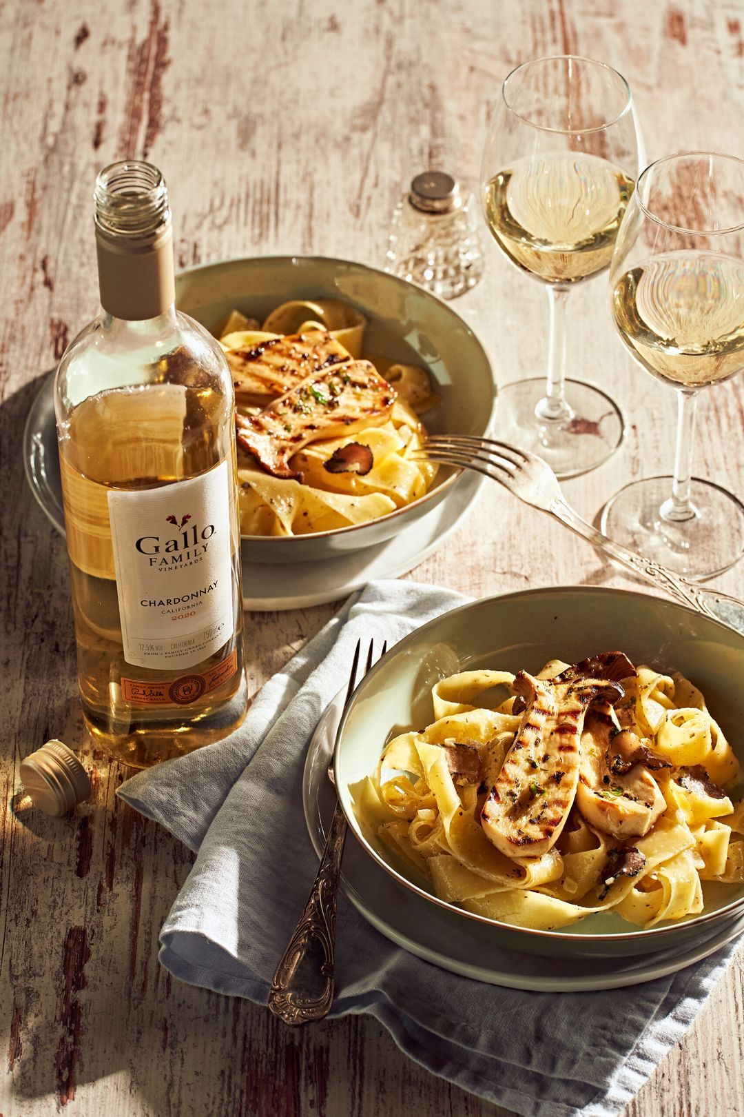 Verse pasta met truffel en gegrilde paddenstoelen