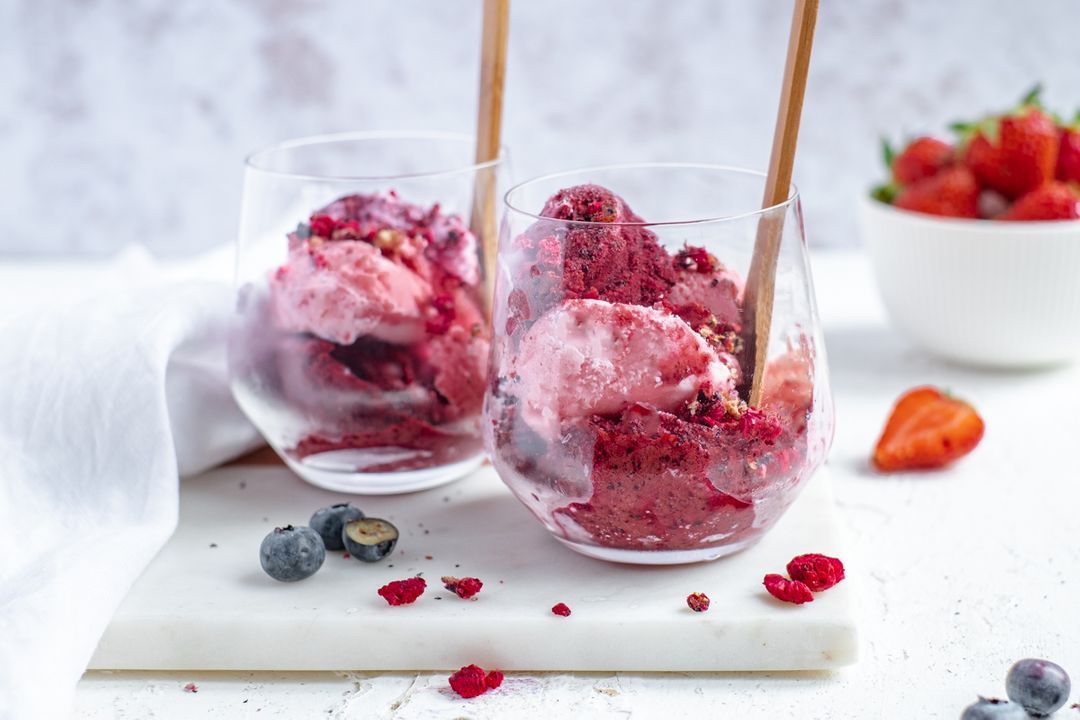 Suikervrije yoghurtijs met aardbei en blauwe bes