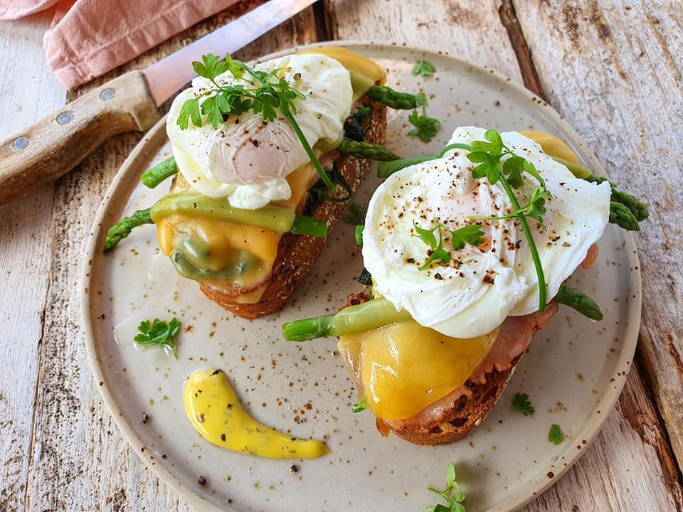 Knapperige toast met spinazie, gerookte zalm en groene asperges