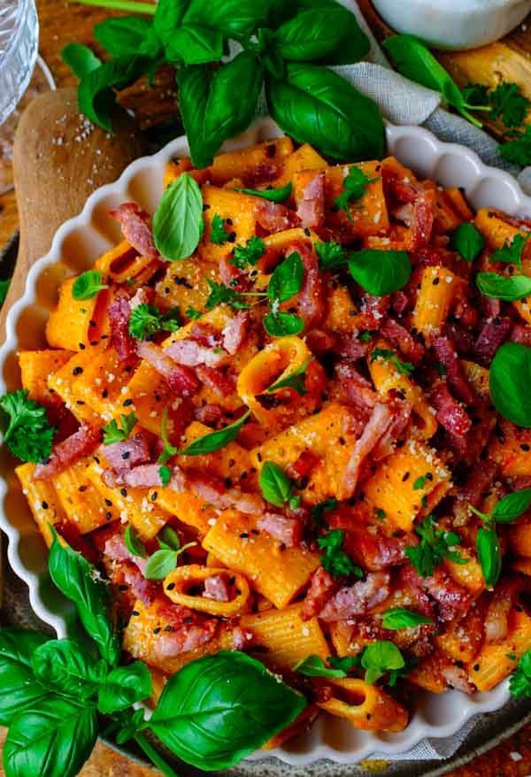 Pasta met spekjes en romige tomatensaus