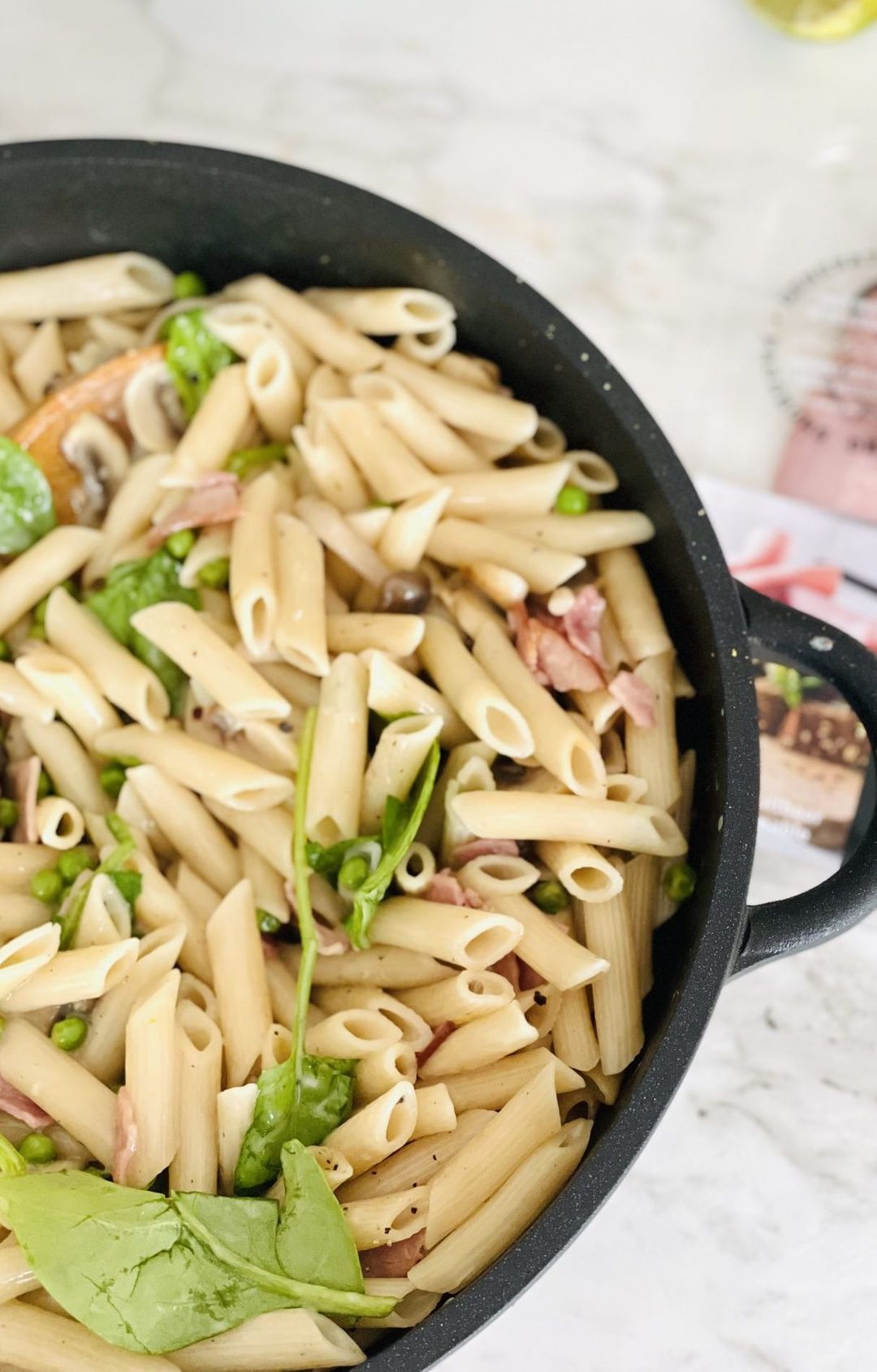 Frisse one pot pasta met erwtjes, limoen en beenham