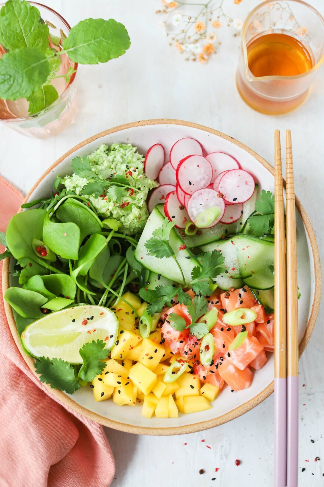 Pokébowl met mango, zalm en edamamedip