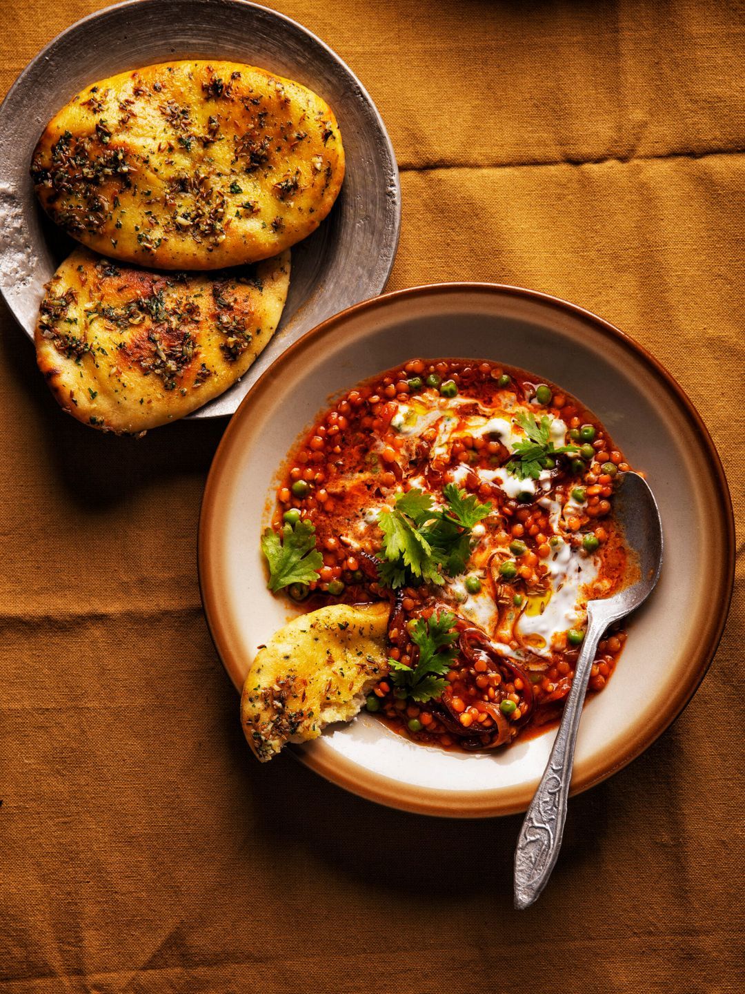 Dahl met tomaat, yoghurt en komijn-naan