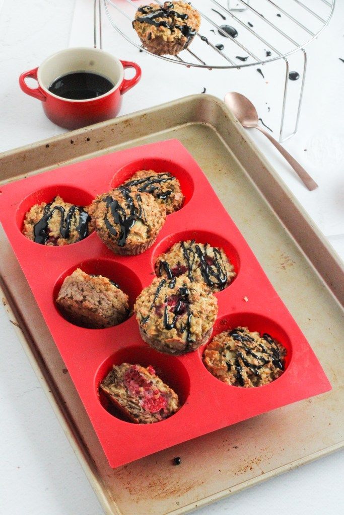 Tweekleurige havermoutmuffins met frambozen