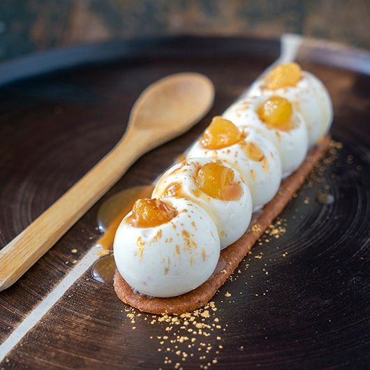 Finger cheesecake met tonkaboon, gekaramelliseerde appeltjes en karamel