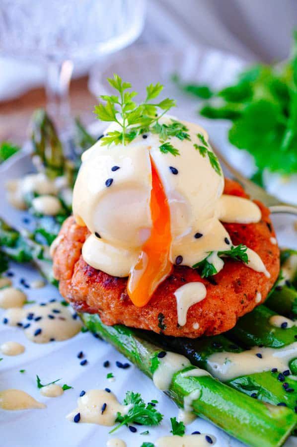 Eggs benedict met zalm en asperges