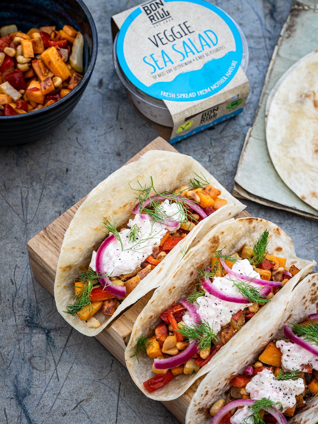 Tortilla met veggie sea salad, zoete aardappel en zoetzure ui