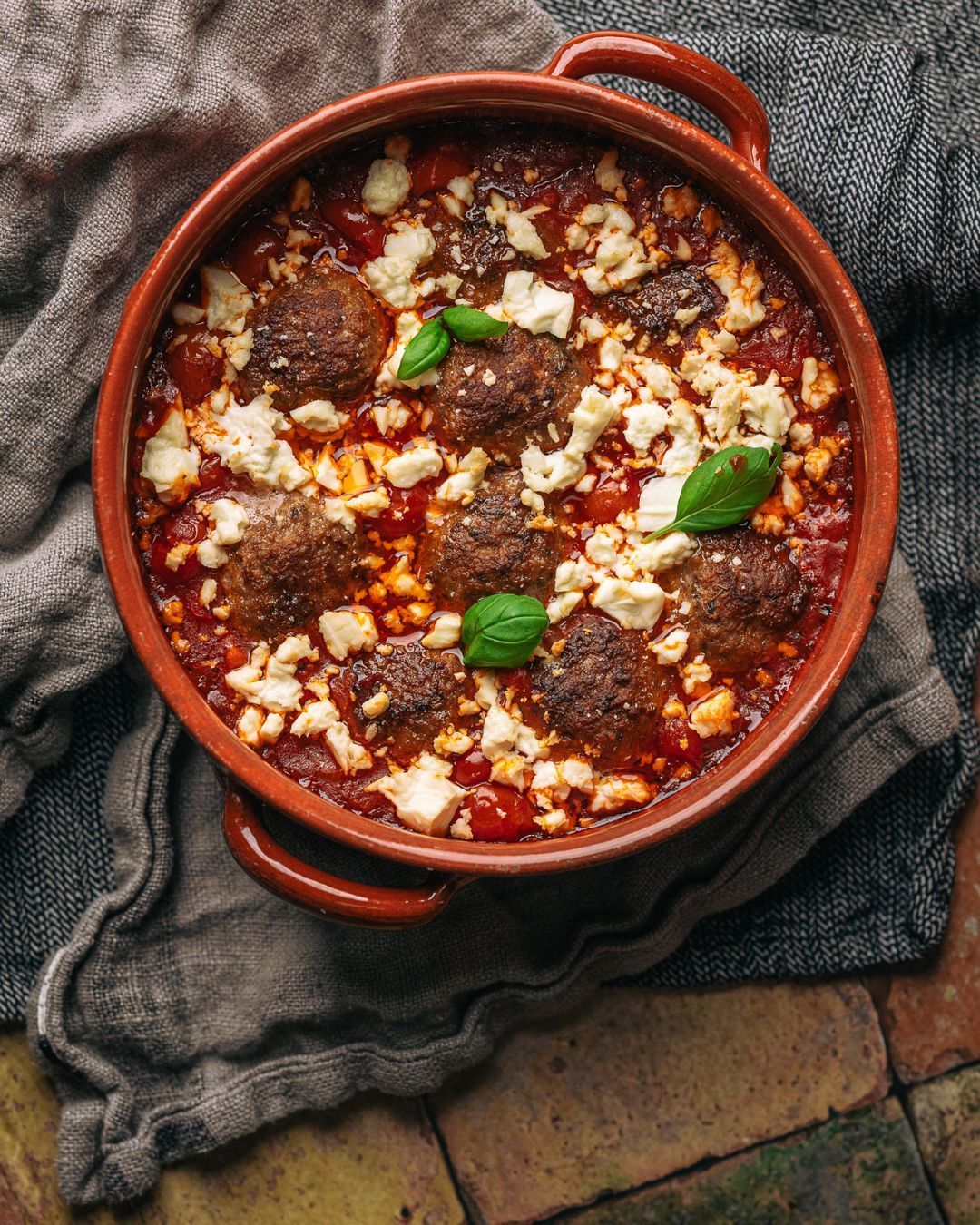 Mediteraans getinte lamsgehaktballetjes met pikante tomatensaus & feta 🔥😍