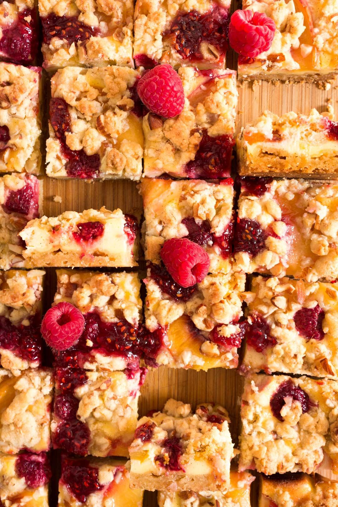 Kaastaart met frambozen, nectarine en streusel