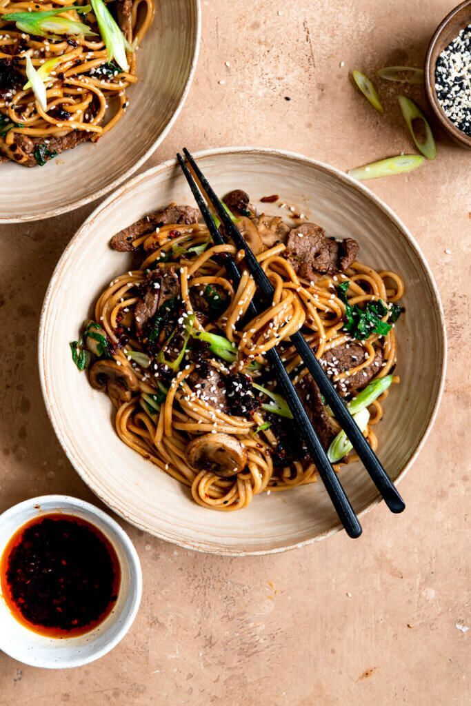 Noodles met biefstuk en roerbakgroenten