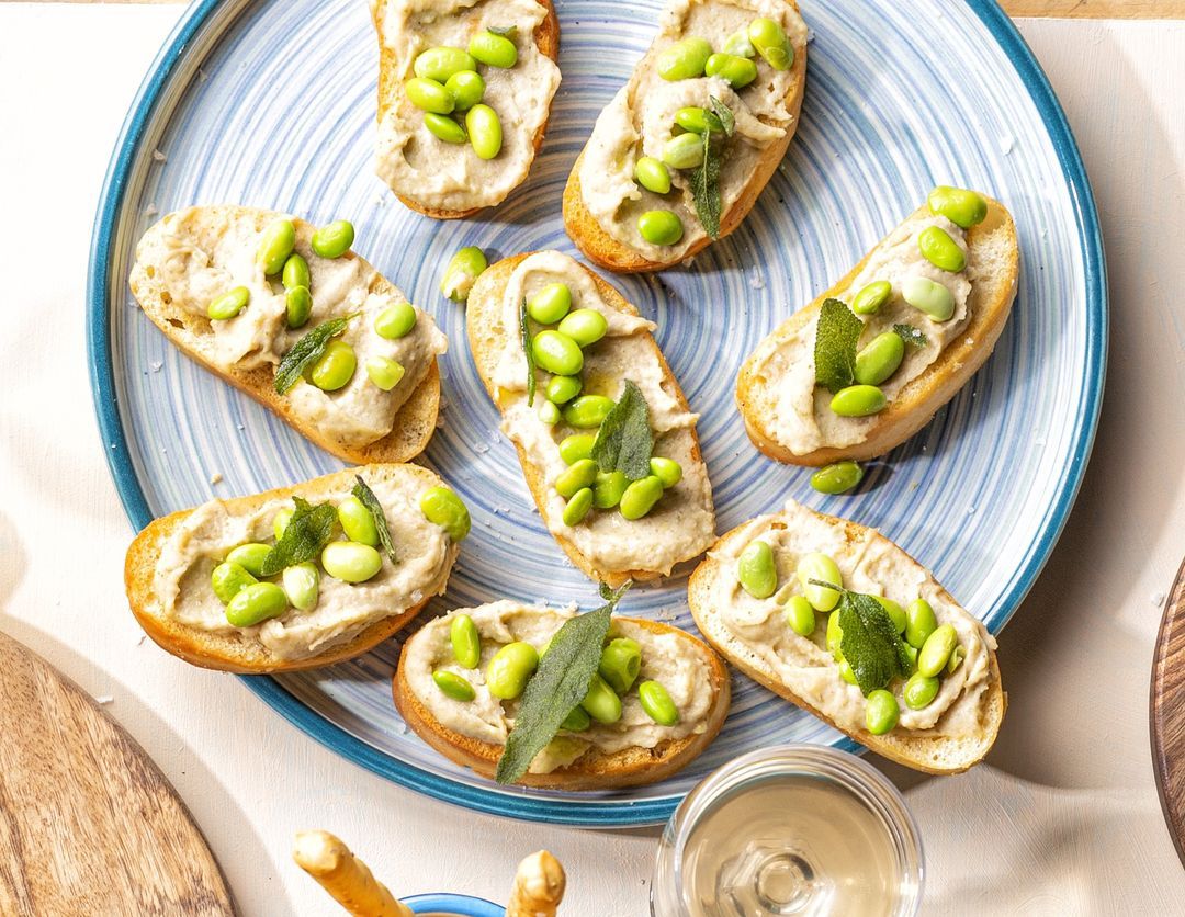 Crostini met bonencrème, tuinbonen en krokante salie
