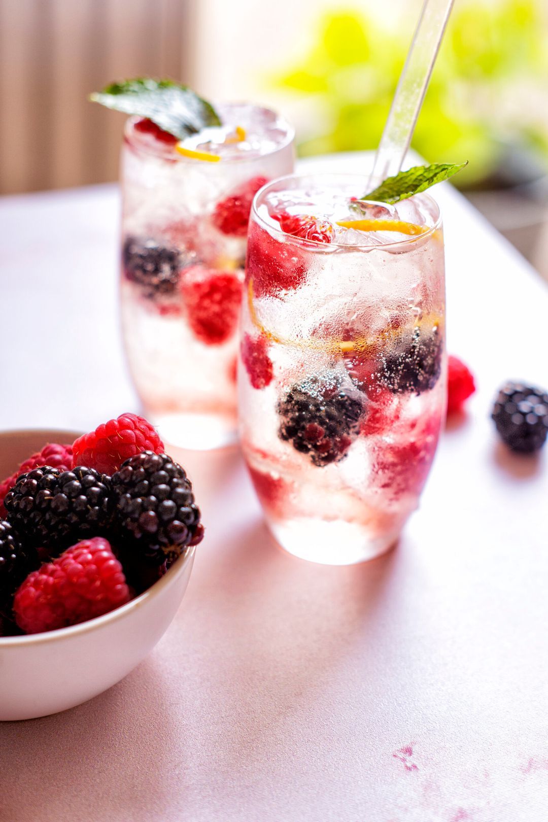 Champagnecocktail met bramen en sinaasappellikeur