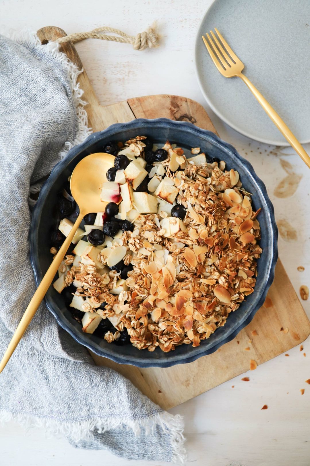 Havermoutcrumble met appel en blauwe bessen