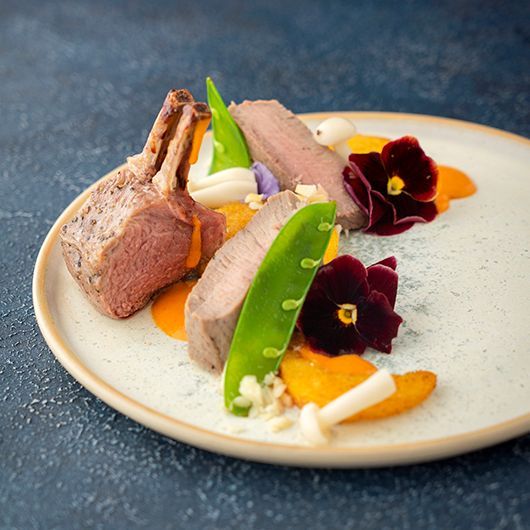 Lamskroon en -filet, crème van rode puntpaprika, polenta